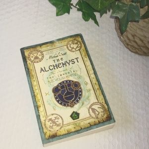 Paperback "The Alchemyst" by M. Scott